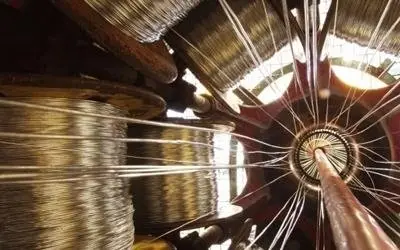 Bobine disposte in cerchio con fili che convergono verso il cavo centrale