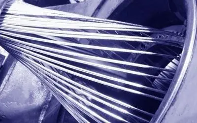 Fili metallici che attraversano una guida circolare nell’armatrice